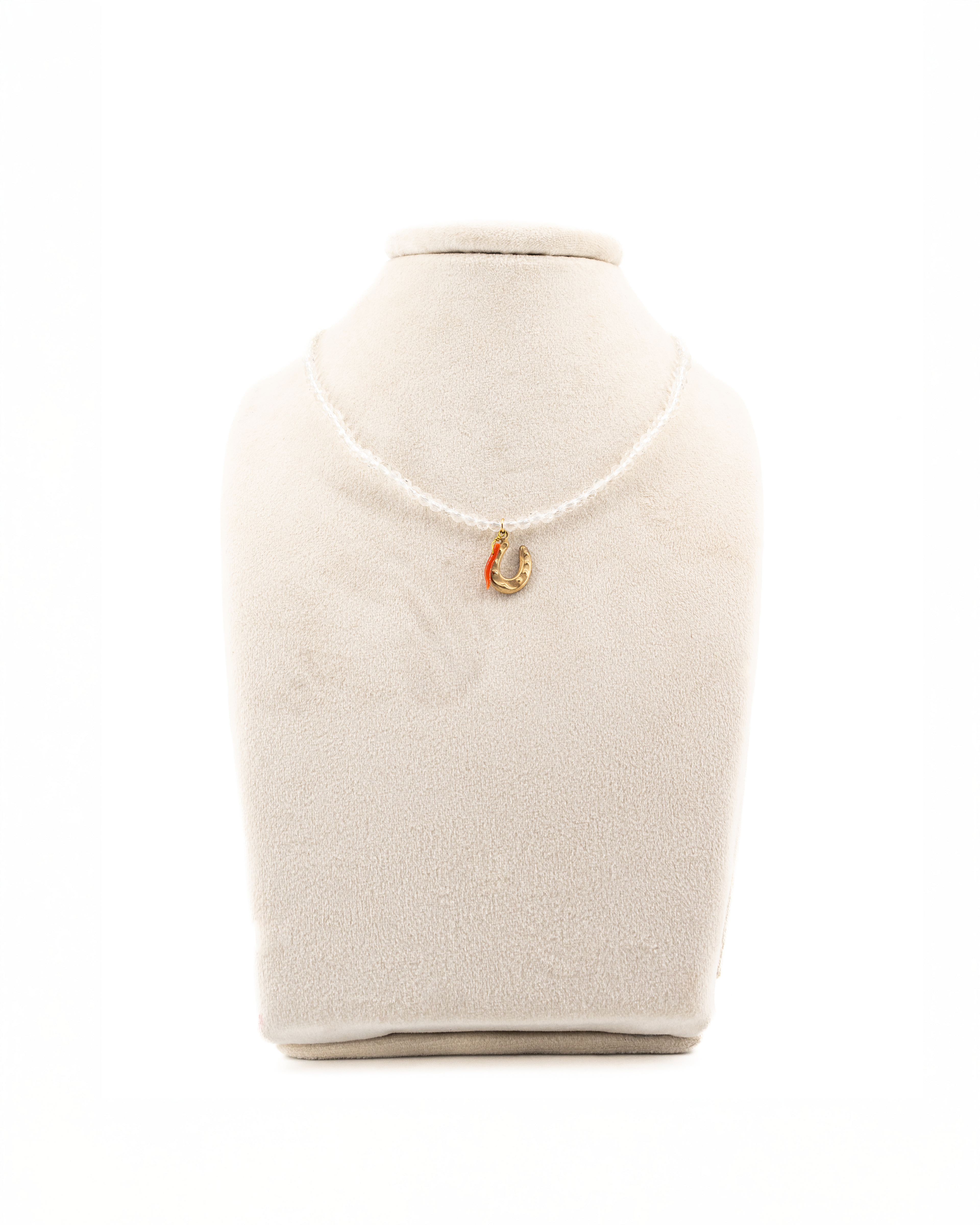 Collana con cristalli di rocca, pendente in ottone e corallo