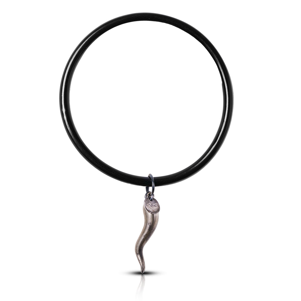 Bracciale rigido in corno con ciondolo portafortuna